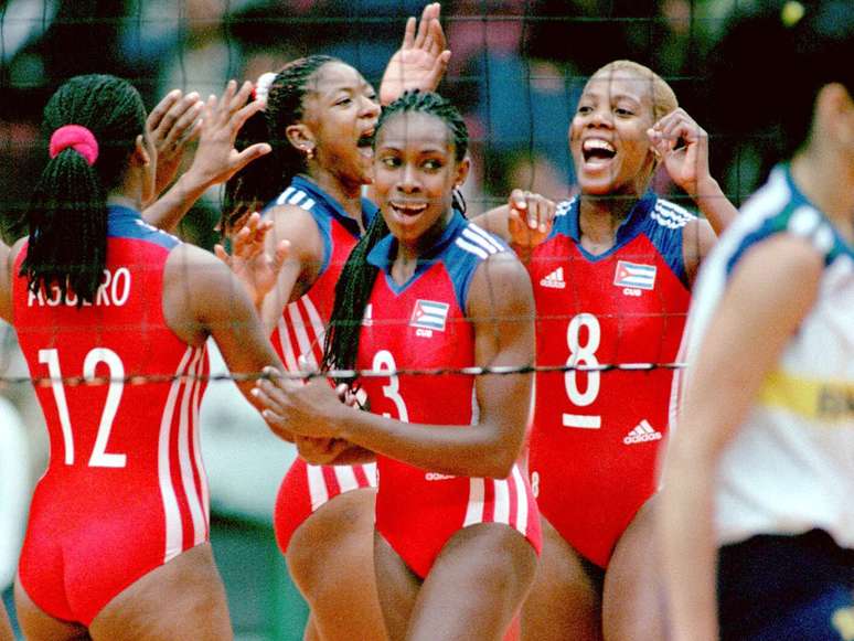 Imagem mostra a atleta cubana Mireya Luis durante um jogo pela seleção de seu país.