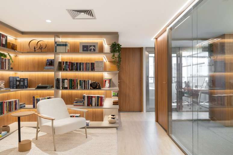 Extension project for the 200 m² law office with living room and library Extension project for the 200 m² law office with living room and library