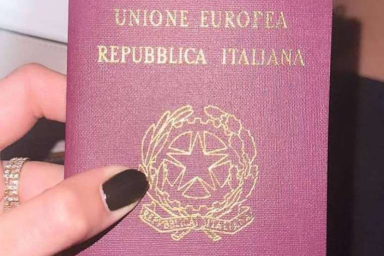 Bruna Marquezine mostra passaporte italiano no Instagram