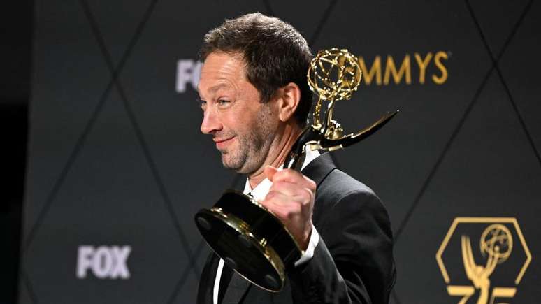 Ebon Moss-Bachrach acrescentou outro Emmy para 'The Bear'.