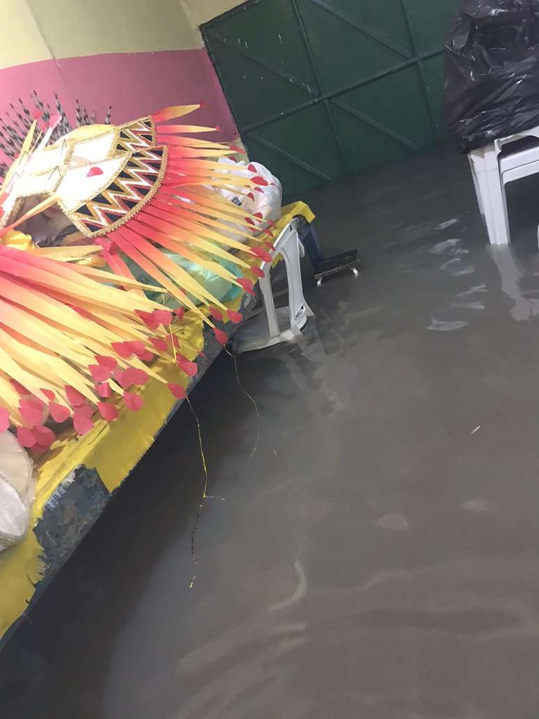 União do Parque Acari tem quadra inundada e pede doações