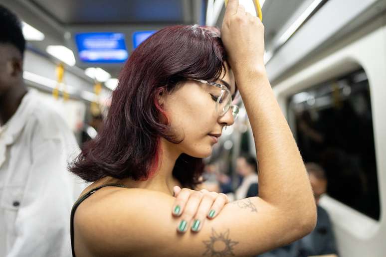 Mulher com cansaço após noite ruim de sono