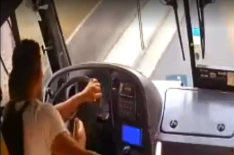 Suspeito usou uma faca para ameaçar o motorista do ônibus