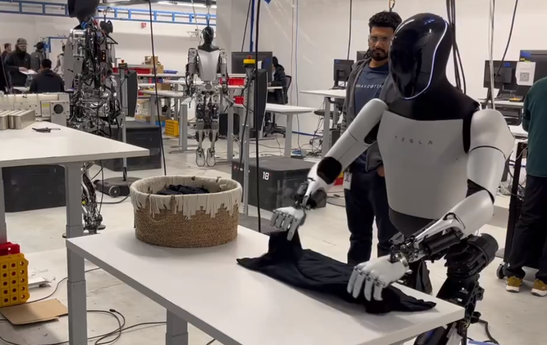 Dono da Tesla Elon Musk publicou vídeo do robô Optimus dobrando camisetas