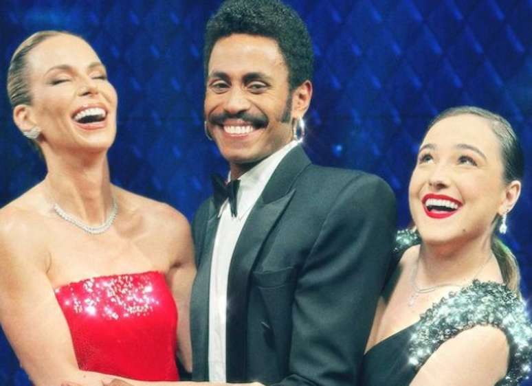 O trio da transmissão do Emmy no canal TNT: Ana Furtado, Ícaro Silva e Aline Diniz