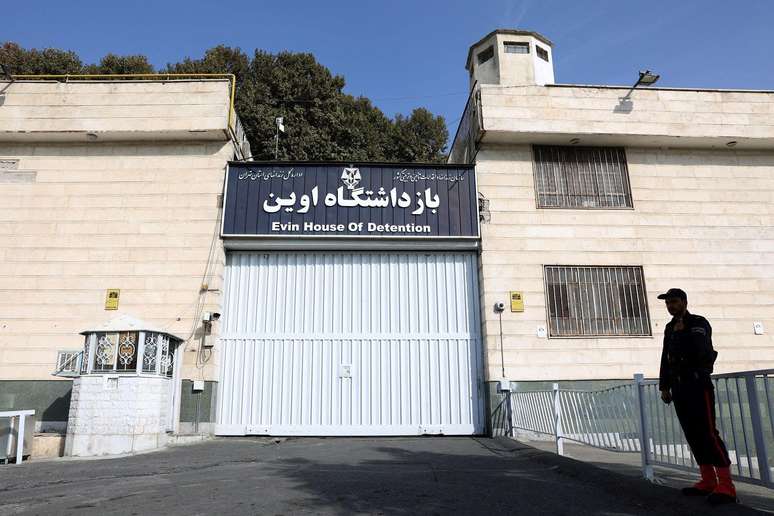 Entrada da prisão de Evin em Teerã
