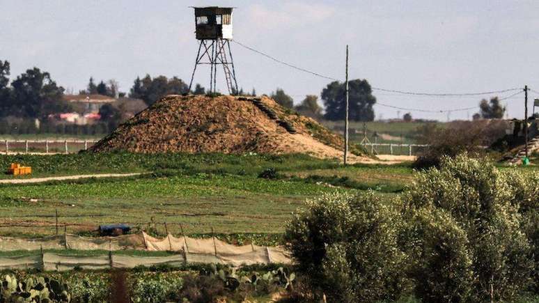 Uma torre de observação operada pelo Hamas numa posição ao longo da fronteira com Israel