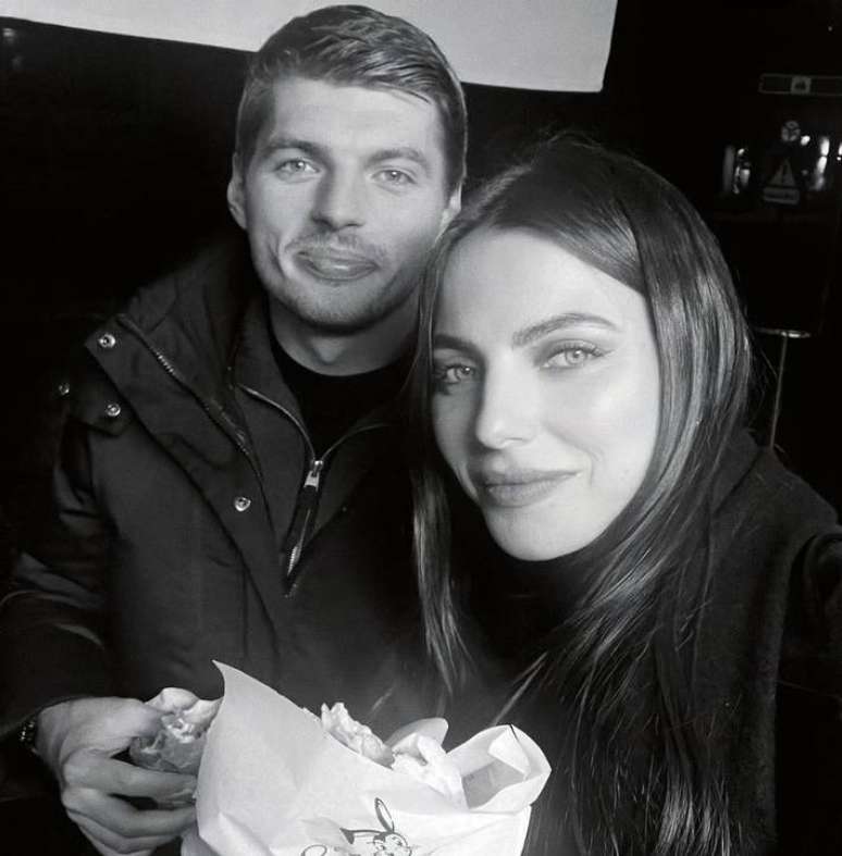 Kelly Piquet publicou v&iacute;deo de momentos descontra&iacute;dos com Verstappen e a filha.