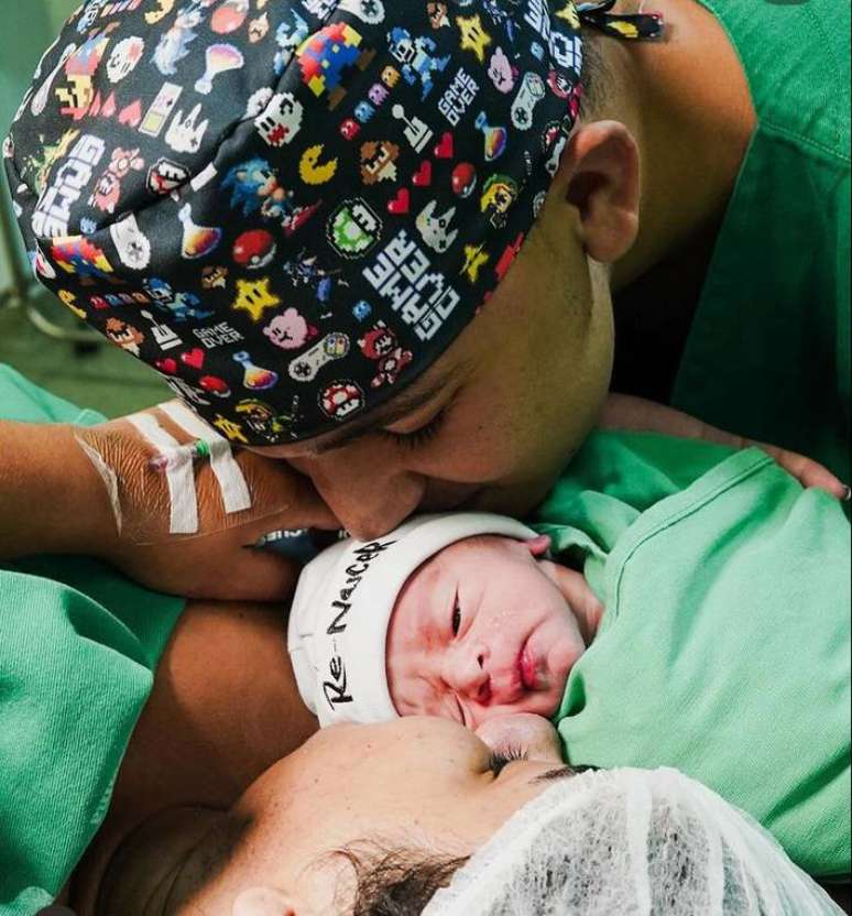 Jo&atilde;o Gomes compartilha fotos do nascimento de Jorge