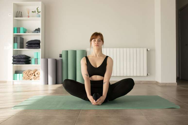 Yoga acelera metabolismo e fortalece músculos: veja posturas, treinos