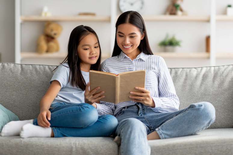 Para estimular a leitura em crianças, é necessário que pais e responsáveis também estejam envolvidos na criação de novas práticas em casa