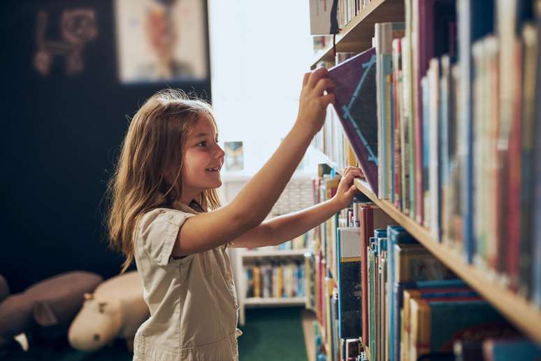 Para ajudar na compreensão das crianças, priorize utilizar livros impressos 