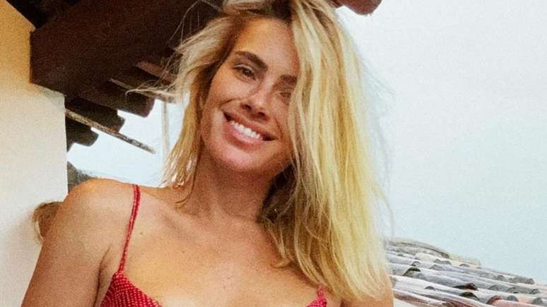 Carolina Dieckmann enjoys the heat of Rio de Janeiro naked in a swimming pool