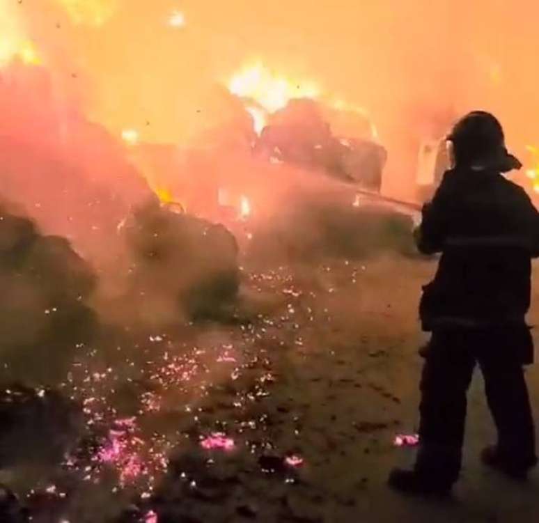 Bombeiros combatem as chamas de incêndio em Itaquaquecetuba.