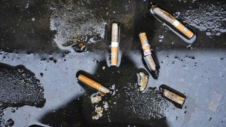 Cigarros no chão
