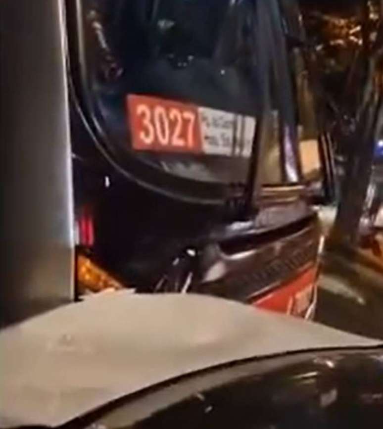 Mulher embriagada &eacute; presa por tentar roubar &ocirc;nibus e colidir com quatro t&aacute;xis na zona leste de SP.