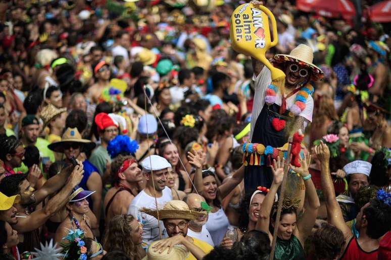 Carnaval de rua do Rio contará com 2 mil litros de essência de eucalipto para neutralizar cheiro de xixi