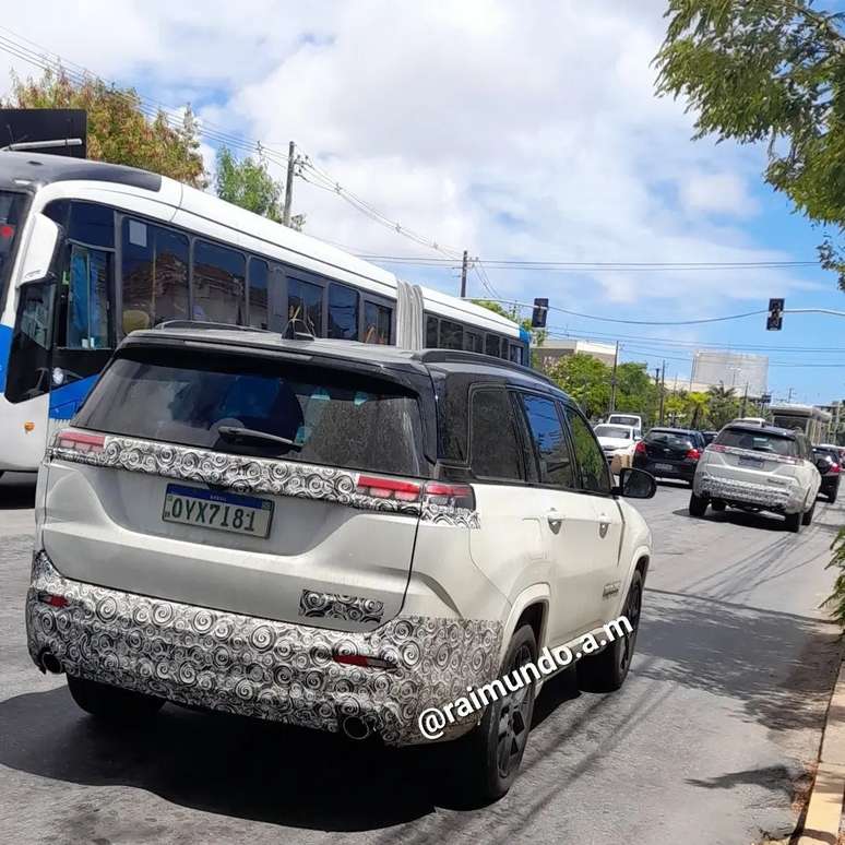Novo Jeep Commander flagrado em testes