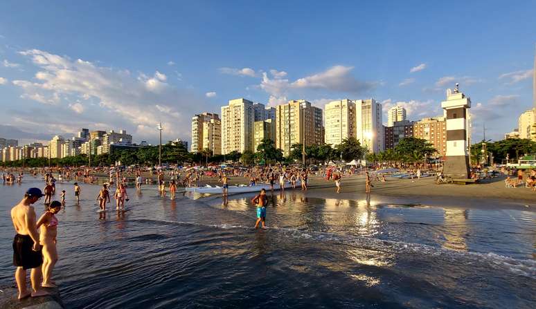 A forte onda de calor tem levado turistas e santistas a ocupar todas as praias de Santos, no litoral sul paulista, em foto desta terça-feira, 16 de janeiro de 2024.