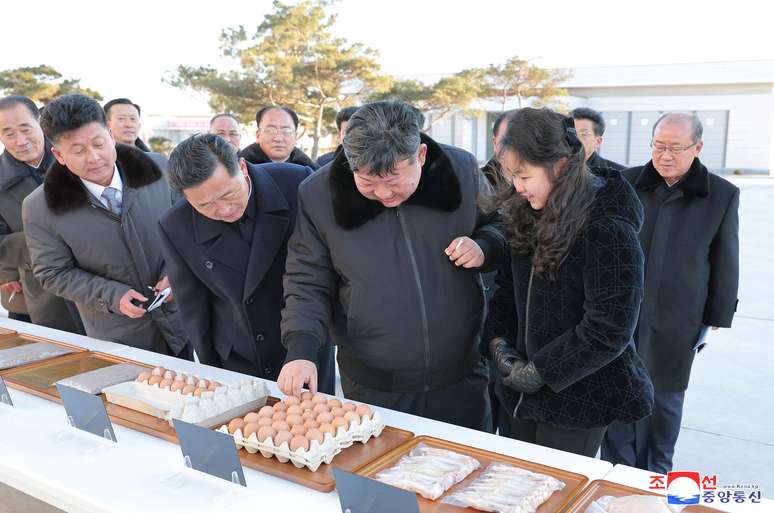 Kim Jong Un e Kim Ju Ae visitando a fazenda de frangos Kwangchon, perto de Pyongyang, em janeiro de 2024