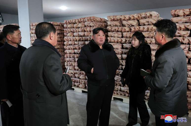 Kim Jong Un e Kim Ju Ae visitando a fazenda de frangos Kwangchon, perto de Pyongyang, janeiro de 2024