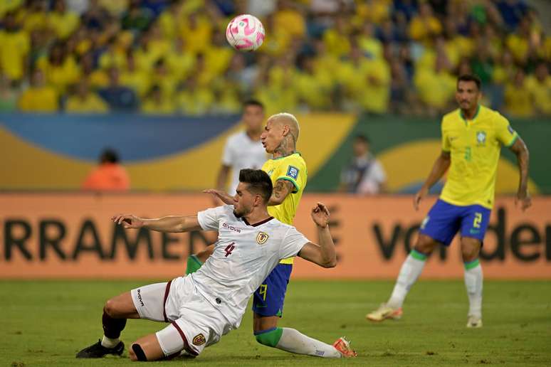 Wilker Ángel em ação no duelo entre Brasil x Venezuela - 