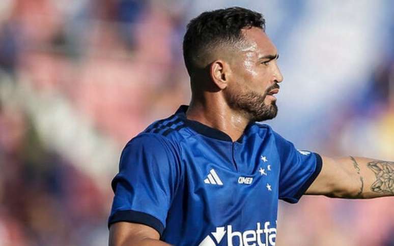ESTRELA DO FUTEBOL ABANDONA NAVIO: Gilberto se desvincula do Cruzeiro e fica livre para novas aventuras no mercado!