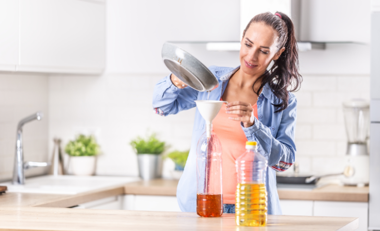 Limpeza da caixa de gordura: evite despejar gordura no ralo e recicle óleo para manter a caixa de gordura limpa – Foto: Shutterstock