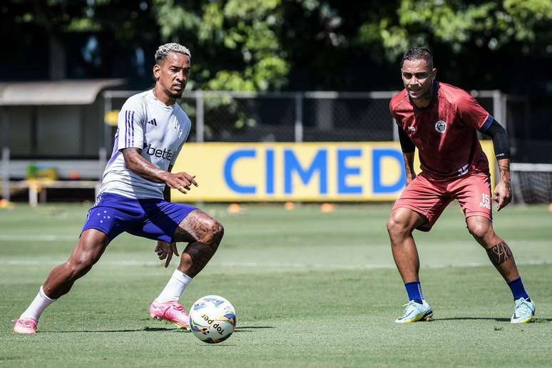 Cruzeiro arrasa em jogo-treino e mostra sua força avassaladora antes da estreia oficial! Novos talentos impressionam e garantem vitória esmagadora contra Itabirito.