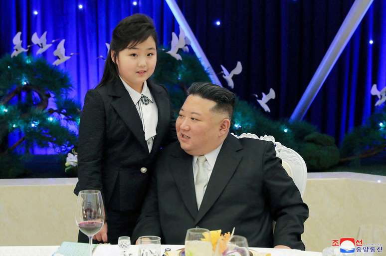 Kim Ju Ae apareceu pela primeira vez em público em 2022 – nesta foto, ela e seu pai estão em um banquete pelo 75º aniversário do Exército do Povo Coreano, em fevereiro de 2023