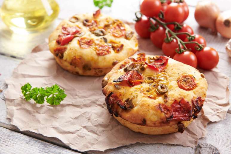 Pão com tomate e azeitona