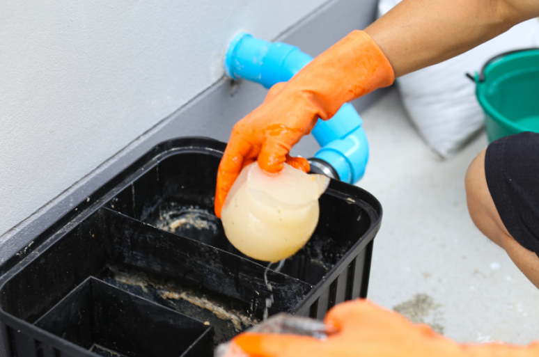 Limpeza da caixa de gordura: obstrução da caixa de gordura causa transtornos, bloqueios e danos por acumulação de gordura e sujeira – Foto: Shutterstock