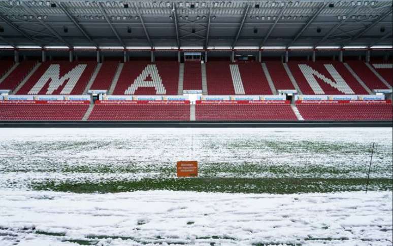 Estádio do Mainz, coberto de neve, está impossibilitado de receber jogo da Bundesliga