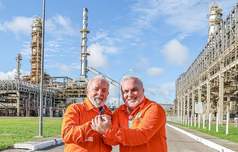 Presidente da República, Luiz Inácio Lula da Silva, em foto com o então presidente da Petrobras Jean Paul Prates na Refinaria Abreu e Lima, em Pernambuco.