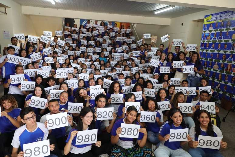 Os estudantes da Escola Estadual Albanízia de Oliveira Lima posam para a foto com suas notas na redação do Enem 2023