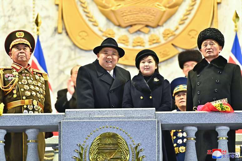 Kim Jong Un e Kim Ju Ae em um desfile militar na Praça Kim Il Sung para marcar o 75º aniversário da fundação do Exército do Povo Coreano, em fevereiro de 2023