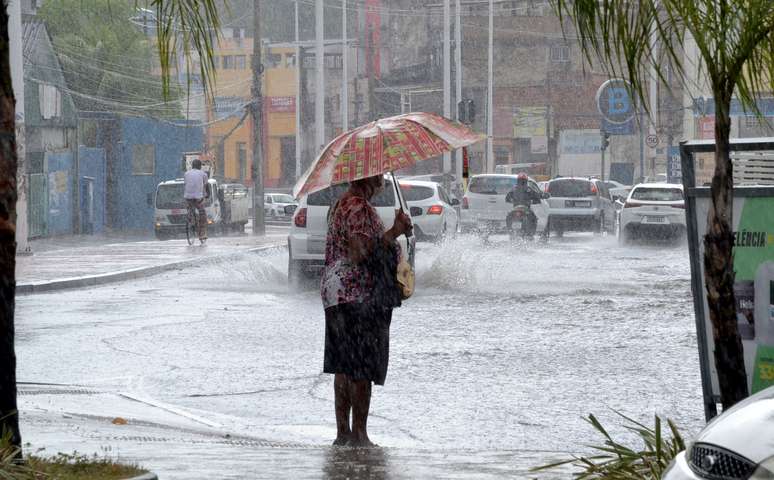 A cidade de Salvador (BA) amanheceu com forte chuva e vários pontos de alagamento, nesta segunda-feira, 15 de janeiro de 2023