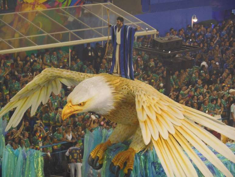 Desfile da Portela em 2016. A águia é um dos símbolos da escola.