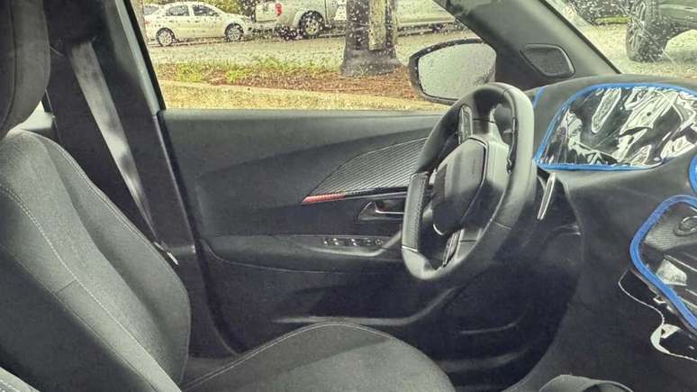 Flagra do novo Peugeot 2008 em testes no Brasil