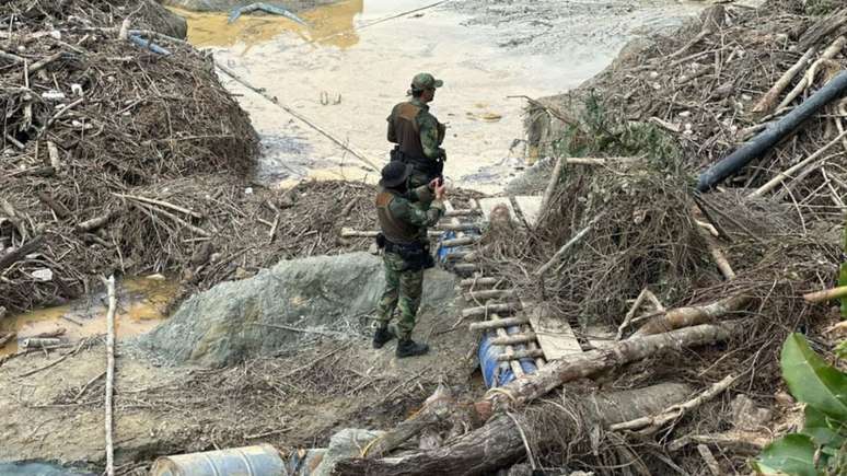 Imagens repassadas pela PF de Roraima mostram a apreensão de armas, munições, coletes e mais