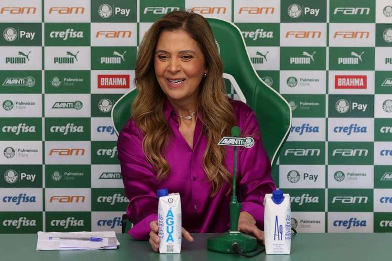 A presidente Leila Pereira, da SE Palmeiras, durante coletiva de imprensa, na Academia de Futebol.