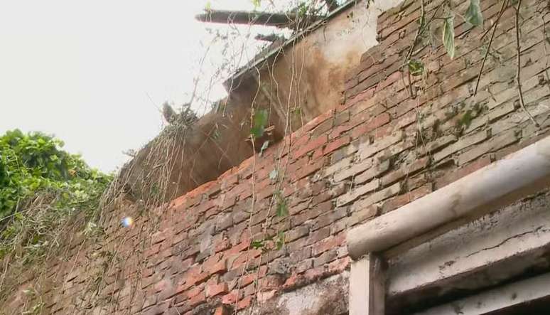 Um muro caiu sobre a casa de Antônio durante o temporal que atingiu Santa Maria, no Rio Grande do Sul