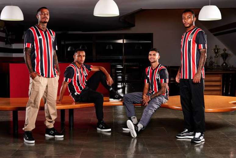 Uniforme de visitante do São Paulo, com as tradicionais listras tricolores