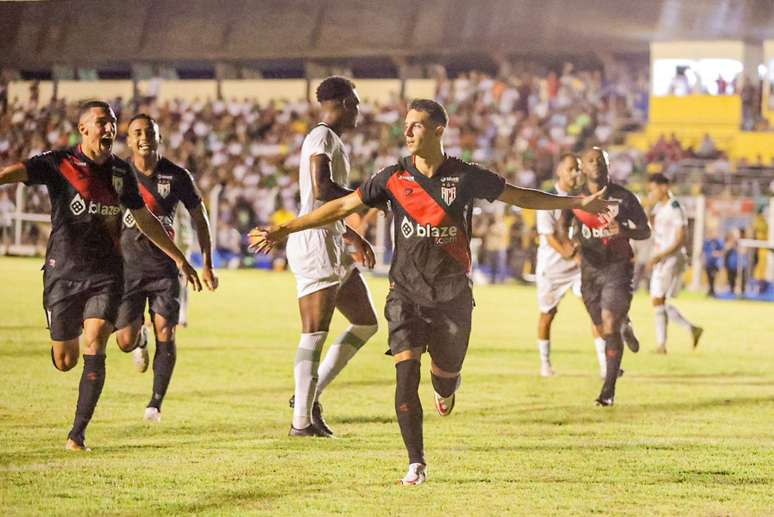 Atlético-GO vence com gol de Shaylon 