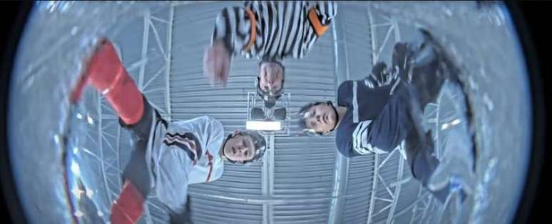 Fabricante sueca realiza experimento com c&acirc;mera congelada em rinque de h&oacute;quei e mostra &acirc;ngulo imposs&iacute;vel