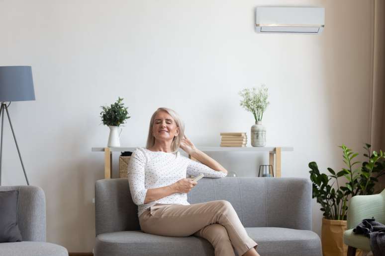 Uma das formas de manter os cômodos da casa mais arejados para os idosos é aproveitar o uso do ar-condicionado 