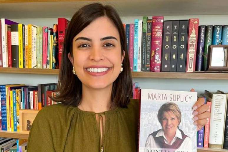 Em aceno a Marta no início do ano, deputada federal Tabata Amaral segura livro da ex-prefeita