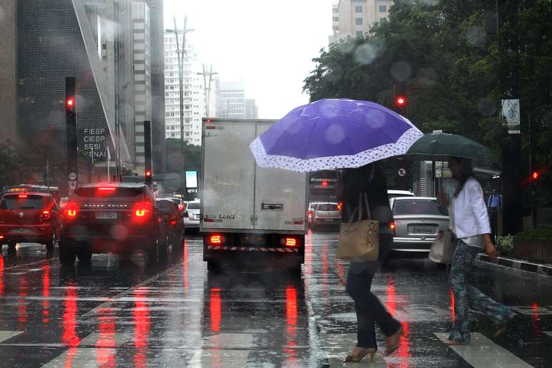 Brasil, São Paulo, SP, 02/02/2015. Pedestres caminham na Avenida Paulista em dia que a cidade de São Paulo tem chuva forte pela manhã