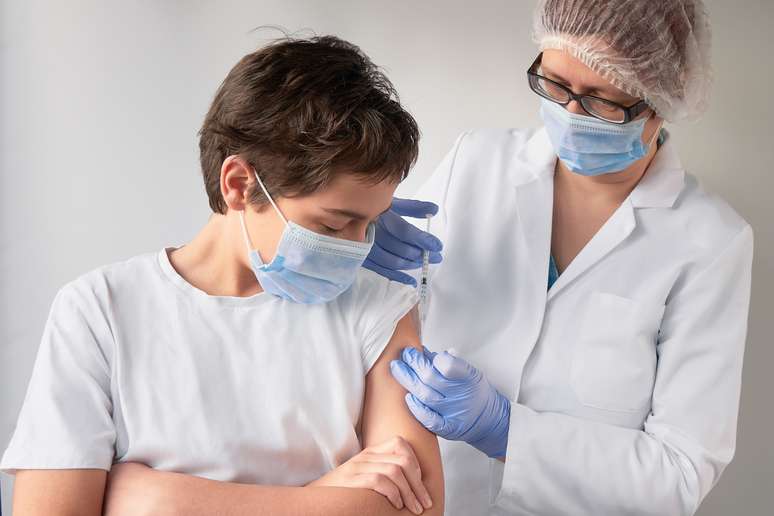 Menino sendo vacinado