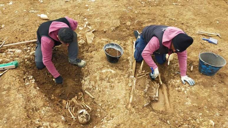 Arqueólogos descobrem necrópole com 60 esqueletos em escavação na Itália